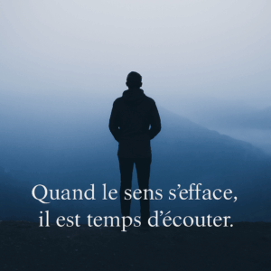 Silhouette seule face à un paysage brumeux, symbolisant la perte de sens au travail – image du blog CIFO