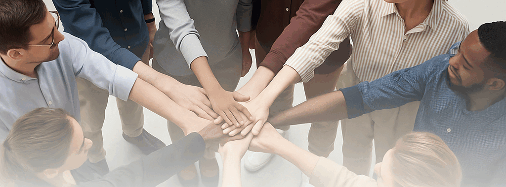 Huit personnes en cercle, mains jointes au centre, symbolisant l’intelligence collective, les liens, le sens et l’horizon dans un groupe de travail CIFO.