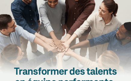 Huit personnes en cercle, mains jointes au centre, symbolisant l’intelligence collective, les liens, le sens et l’horizon dans un groupe de travail CIFO.